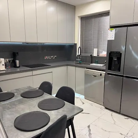 Modern 2 Bedroom Townhouse Semesterbostad *