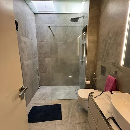 Modern 2 Bedroom Townhouse بيت للعطل بافوس